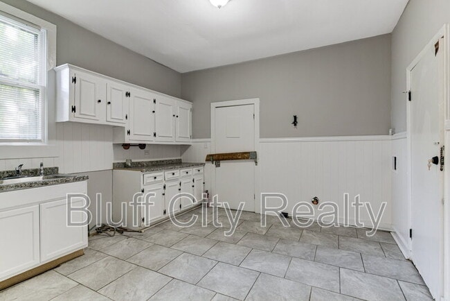 Building Photo - 1639 Southern Ave