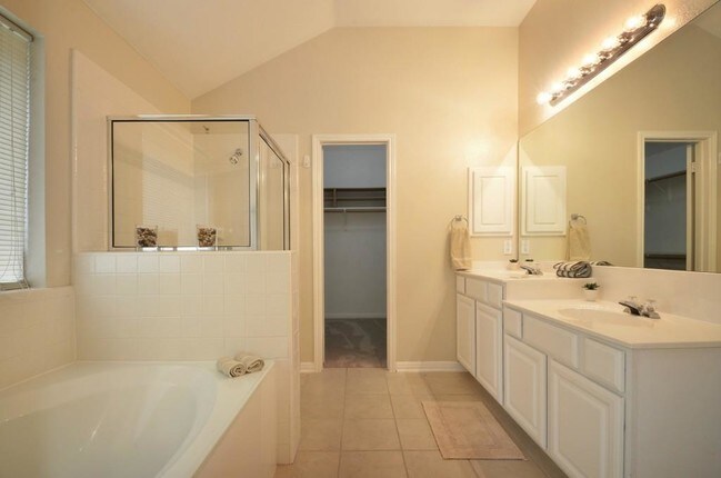 Building Photo - 2000 Maize Bend Dr