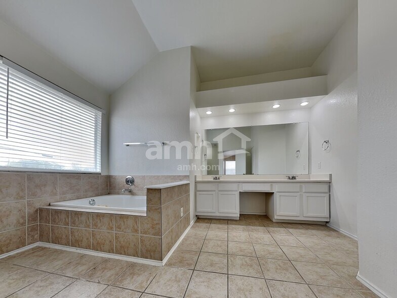 Building Photo - 1704 Gnu Gap