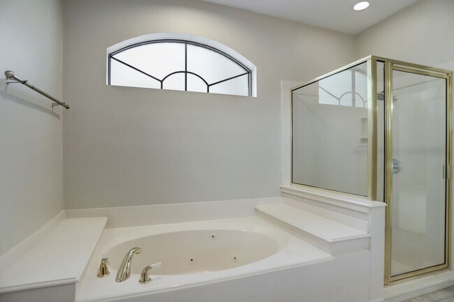 Building Photo - Beautiful 4 Bedroom 3 Bathroom Home Locate...