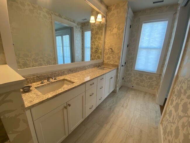 Building Photo - Welcome to our luxurious townhouse in the ...