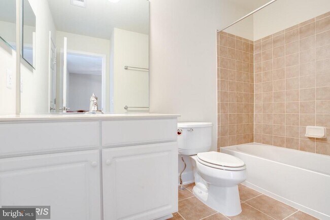 Building Photo - 2159 Oberlin Dr