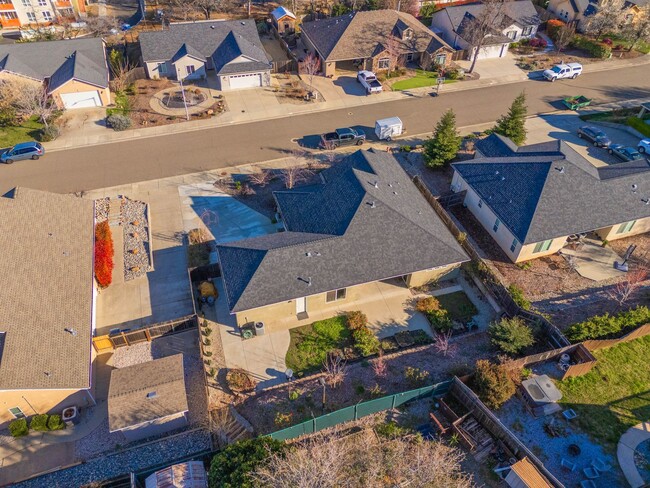 Building Photo - 3-bedroom, 2-bathroom home in great neighb...