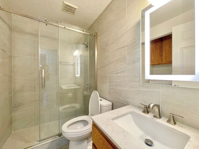 Building Photo - Lakeview Orem Living – 3 Bed Near UVU