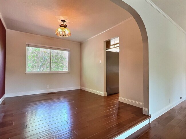Building Photo - 3BD/2BA Tri-Level Updated Home & Walkable ...