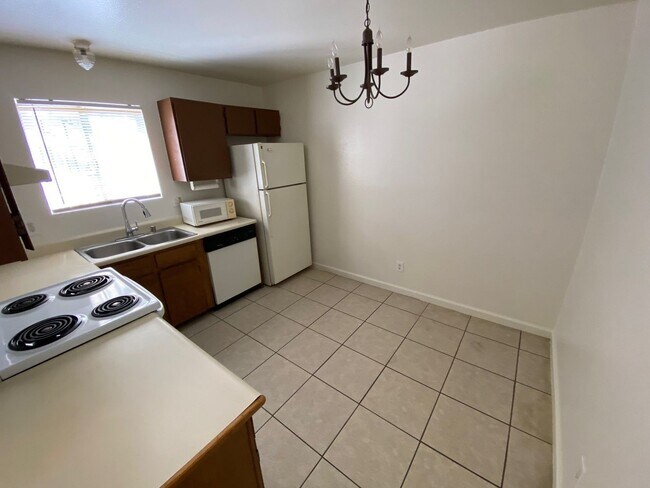 Building Photo - 2 bed downstairs unit
