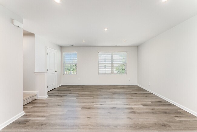 Building Photo - 1105 Canando St