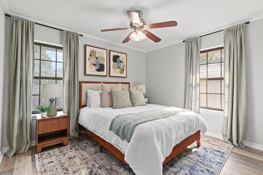 Queen Bed Bedroom - 10023 Olmos Dr