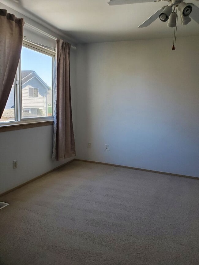 Building Photo - Great 3 bedroom home available now!