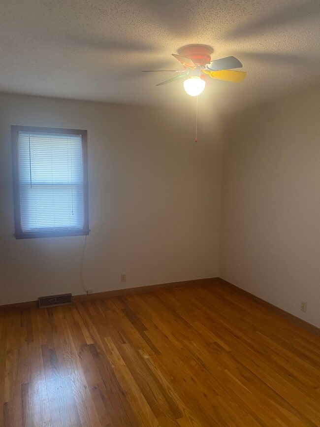 Building Photo - Spacious Duplex in Great Location