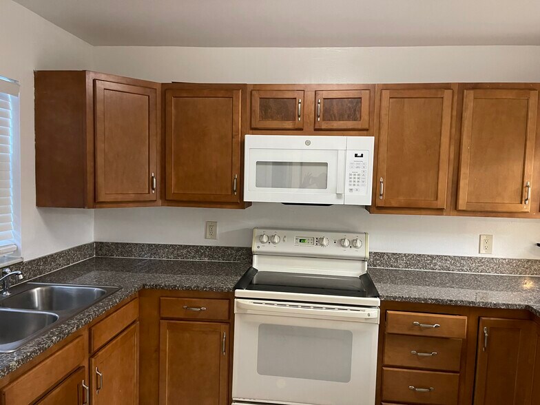 Building Photo - 9461 Evergreen Pl