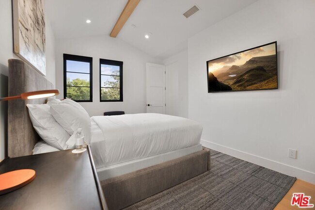 Building Photo - 4433 Kraft Ave