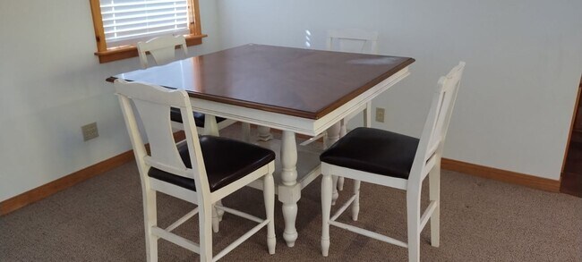 Building Photo - 6836 Lakewood Dr