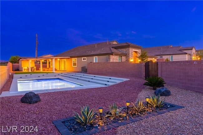 Building Photo - Elevated Desert Living with Strip & Mountain Views – Fully Furnished 6-Bedroom Retreat!