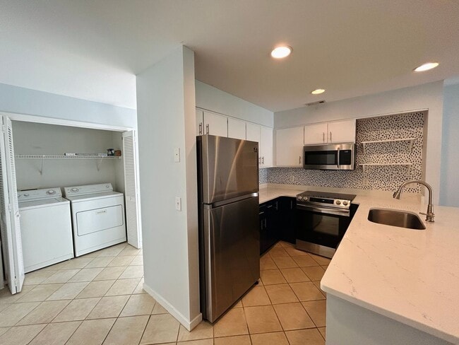Building Photo - 2BR/2BA Condo close to Wrightsville Beach ...