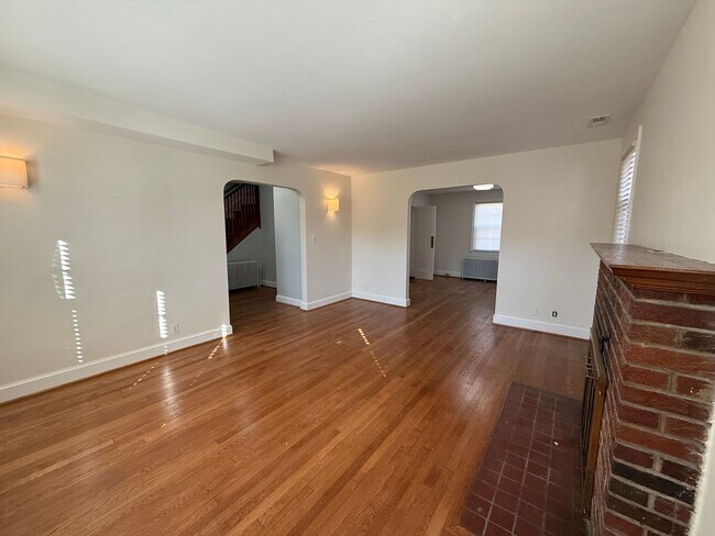 Building Photo - Discover comfort and convenience in charming North Michigan Park!