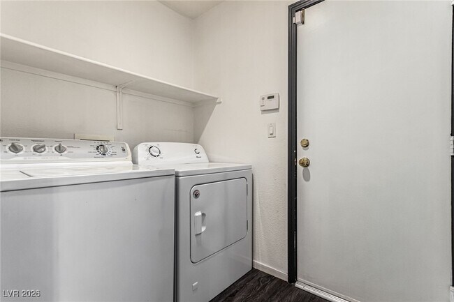 Building Photo - 1828 Vista Pointe Ave