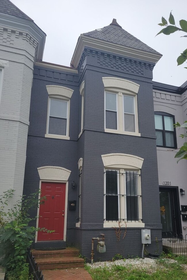 Building Photo - Gorgeous 3 Bedroom , 2 Level Townhome- Hardwood floors, Newly Renovated