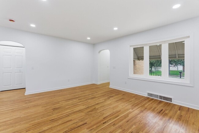 Building Photo - 1115 Kelly Ave