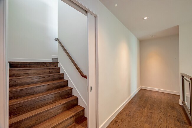 Building Photo - 2114 Potomac Dr