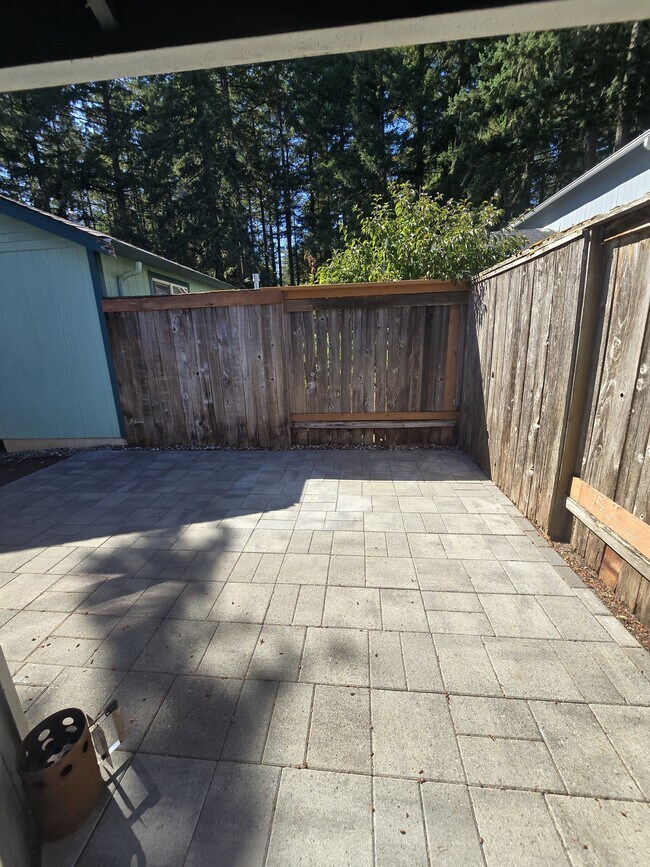 Building Photo - 581 Malibu Dr SE