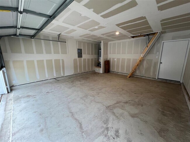 Building Photo - 221 Wirecrested Dr