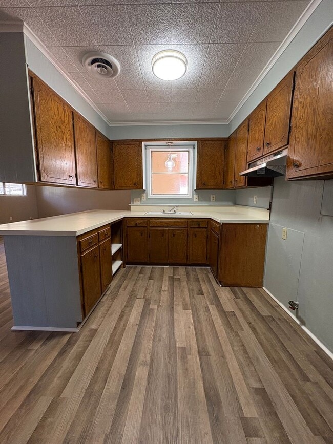 Building Photo - Gorgeous 4 bedroom/1 bath with Central Air and Heat!