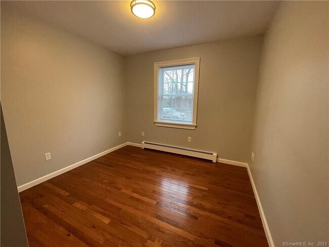 Building Photo - 324 Main St