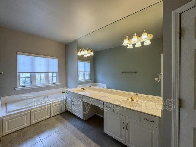 Building Photo - 717 Villa Plaza