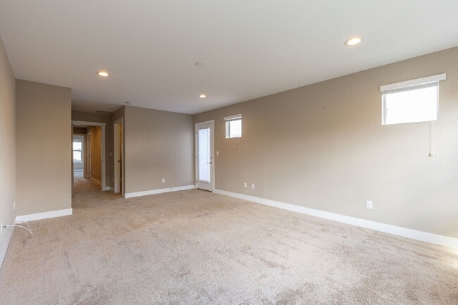 Building Photo - 6bd/4.5 bath home in Southwest Longmont!