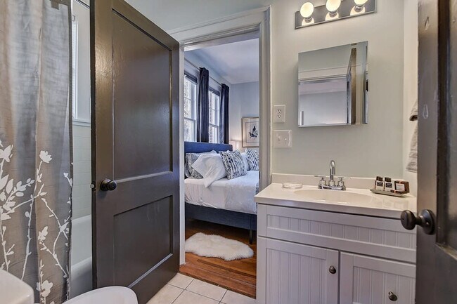 Building Photo - 518 Lamar Ave