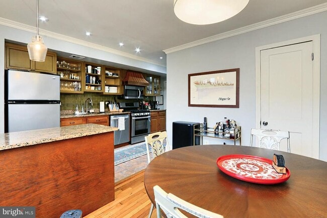 Building Photo - 1724 E St NE