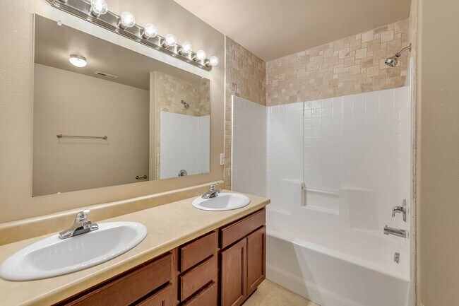 Building Photo - Spacious Multi-Level Townhome in Brookwillow