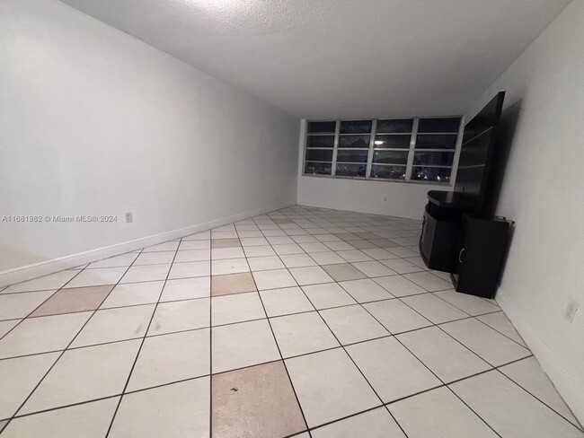 Building Photo - 1351 NE Miami Gardens Dr