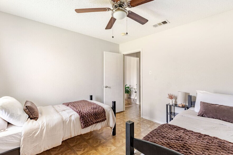 Building Photo - 8116 Shoshoni Dr