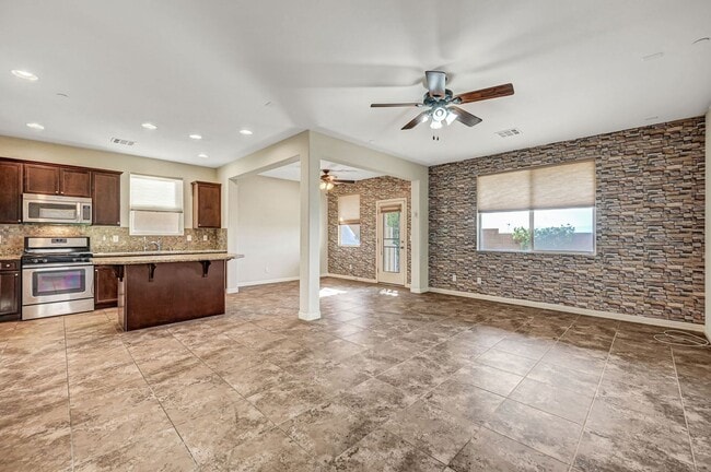 Building Photo - Henderson Home with Beautiful Strip Views