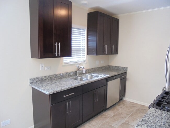 Building Photo - 1202 N Village Dr