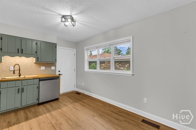 Building Photo - 131 Pointe S Dr