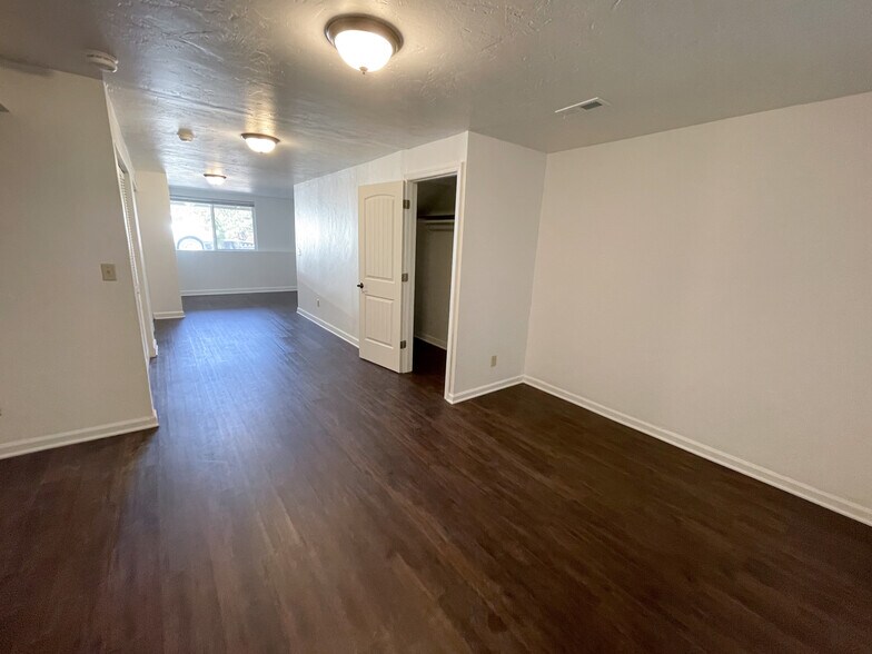 Building Photo - 5507 Fiesta Ln