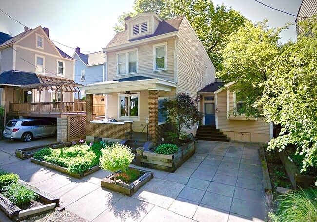 Building Photo - 5444 Claybourne St