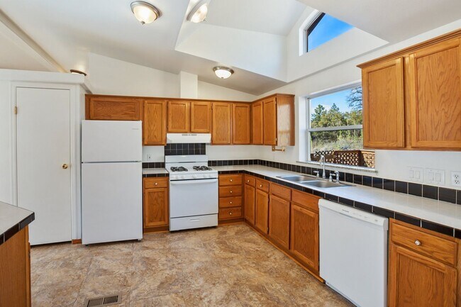 Building Photo - Wonderful Rural Home!