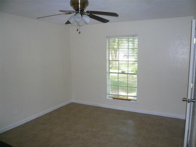 Building Photo - 3102 Greenlake Dr