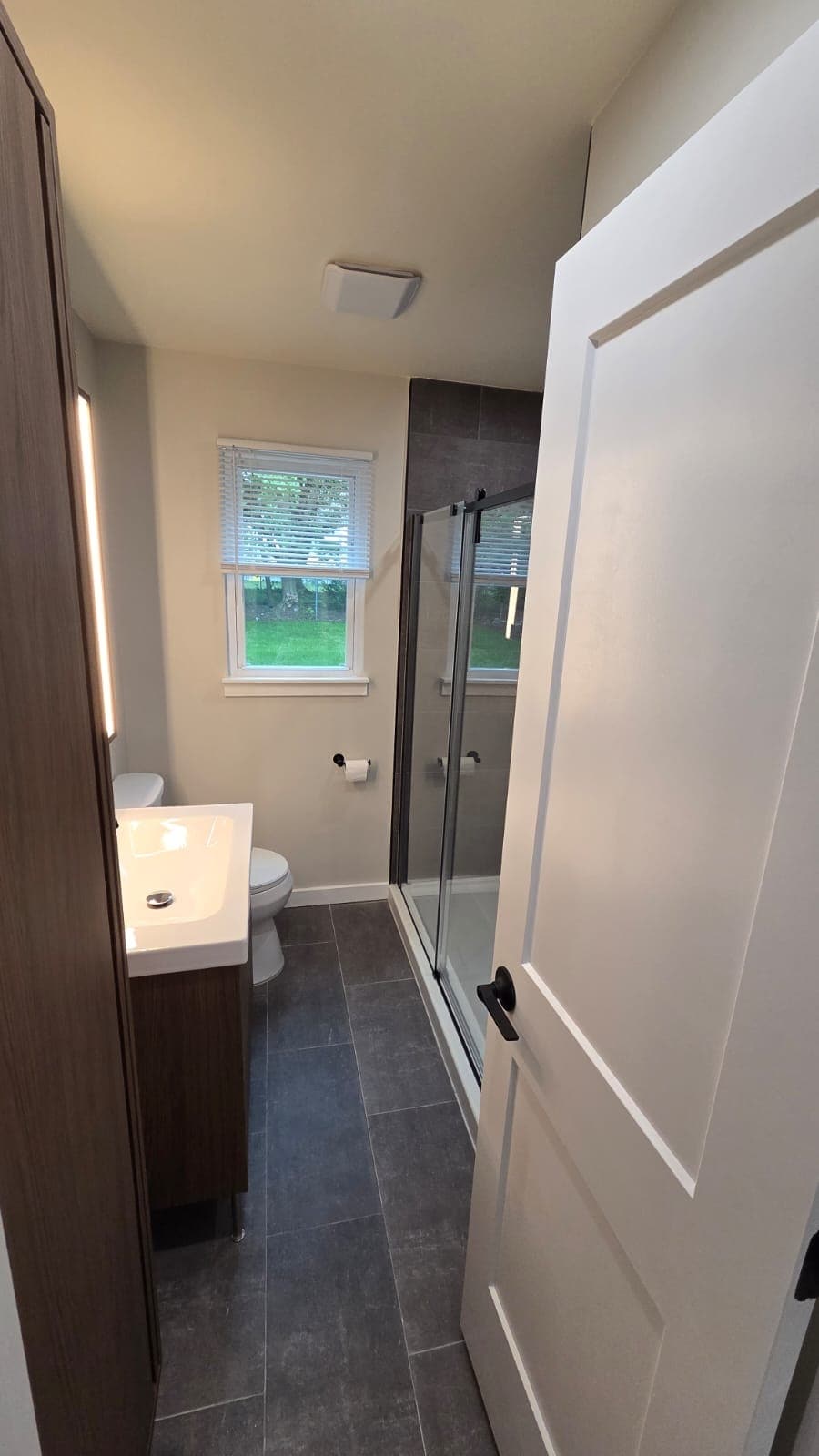 First floor bathroom:fully renovated bathroom - 604 Holly Ln