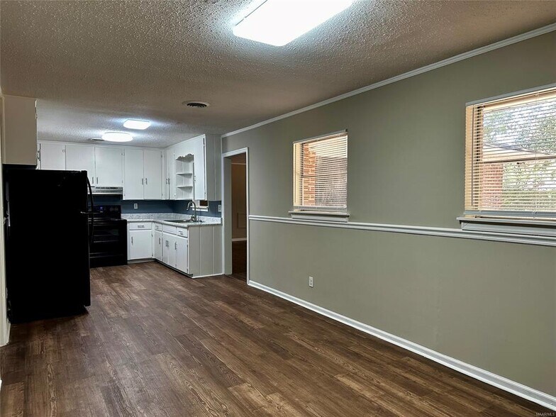 Building Photo - 1009 Rosedale Dr