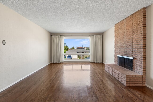 Building Photo - Single-Family Home Located in Peaceful Nei...