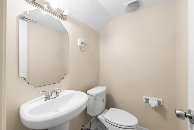 Building Photo - 15718 Stroudwater Ln