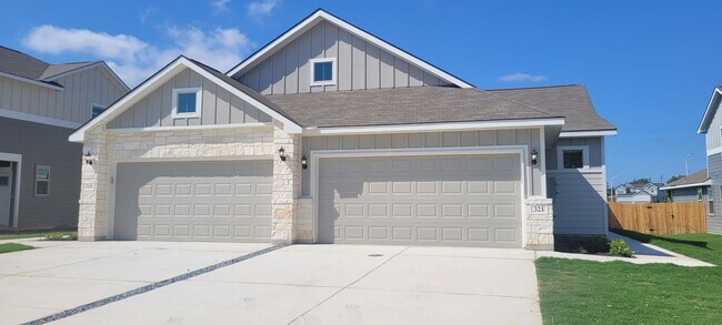 Building Photo - Luxury Townhouse in Cibolo