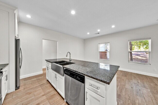 Building Photo - "Charming 3-Bed, 2-Bath Denison Home with Elegant Granite Countertops!"