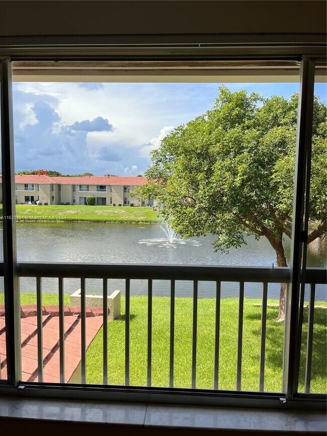 Building Photo - 10143 Twin Lakes Dr