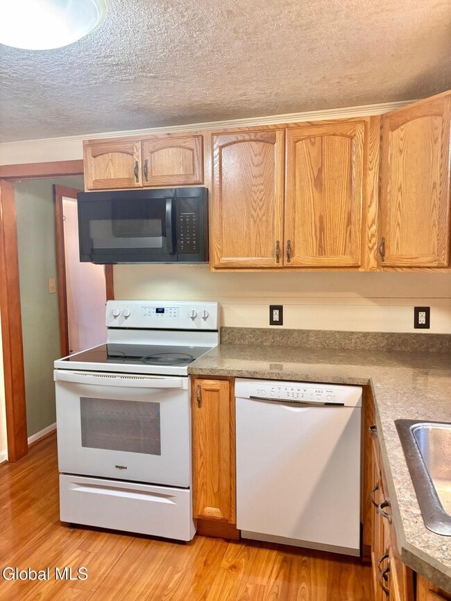 Building Photo - 23 Lakeview Ave